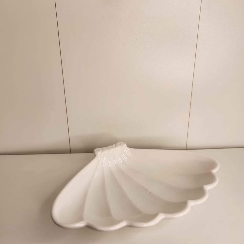 '69 White Ceramic Shell Dish